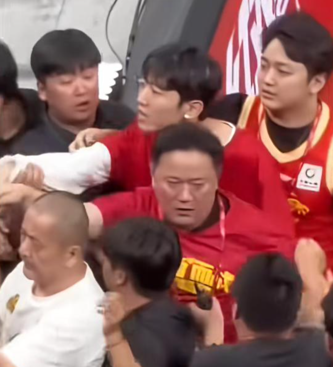 下滑得有点那快，卡塞米罗3次被过全场最高+5次丢失球权
