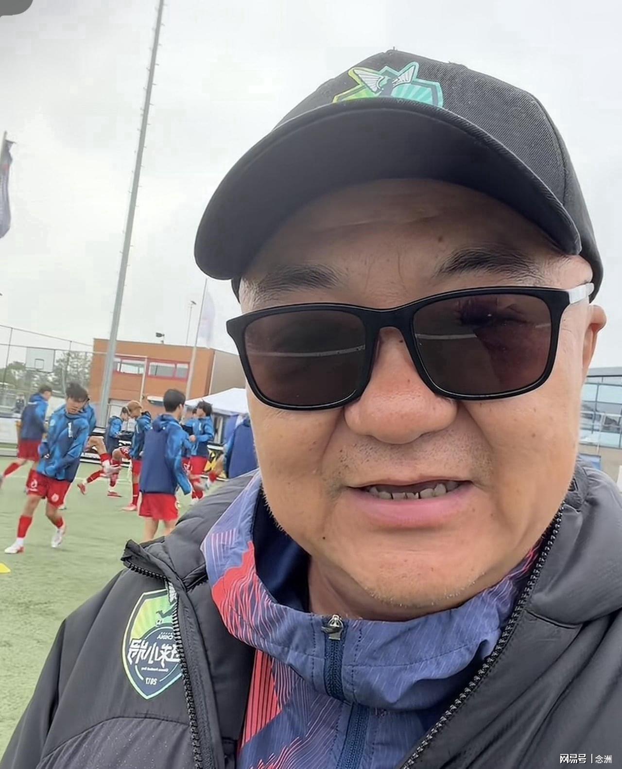 饿了?拉门斯被拍到在比利时替补席啃苹果 饿了?拉门斯被拍到在比利时替补席啃苹果