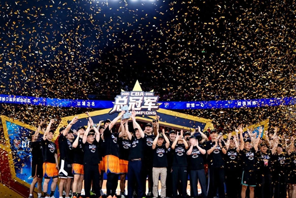 痛失好局,瑞士主帅雅金在球队被卡塔尔绝平后怒摔水瓶 痛失好局,瑞士主帅雅金在球队被卡塔尔绝平后怒摔水瓶