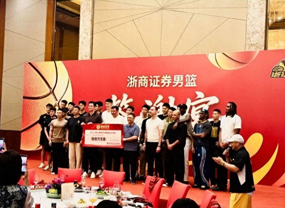 贝尔萨定妆照看向地面引争议,博主:因为他觉得自己不是模特 贝尔萨定妆照看向地面引争议,博主:因为他觉得自己不是模特