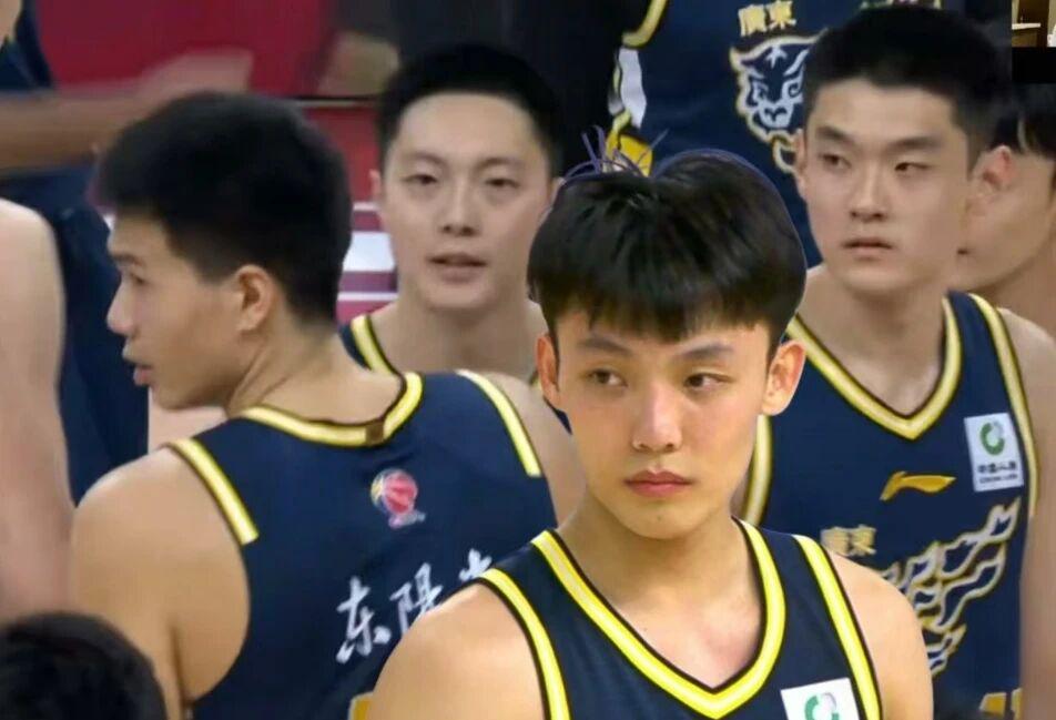 活塞步行者争夺特雷·墨菲三世