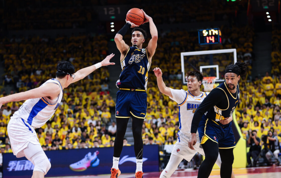 米兰体育53年后,纽约尼克斯队再夺NBA总冠军!球迷沸腾了 米兰体育53年后,纽约尼克斯队再夺NBA总冠军!球迷沸腾了