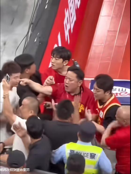 湖人试训冈萨加大六中锋，如果他落选，他就是双向合同的理想人选
