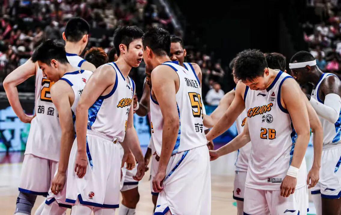 NBA球员齐聚青训营:朗多传授球商,欧文膝伤后首秀状态良好 NBA球员齐聚青训营:朗多传授球商,欧文膝伤后首秀状态良好