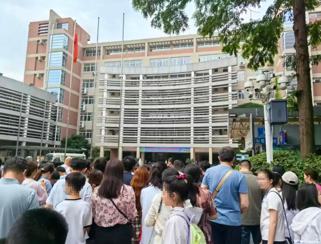 重磅消息曝出!湖人迎来引进墨菲三世的交易契机,全力辅佐东契奇 重磅消息曝出!湖人迎来引进墨菲三世的交易契机,全力辅佐东契奇