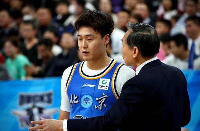 米兰体育NBA官方总决赛G5裁判报告:漏吹哈珀对布伦森犯规 无碍尼克斯夺冠 米兰体育NBA官方总决赛G5裁判报告:漏吹哈珀对布伦森犯规 无碍尼克斯夺冠