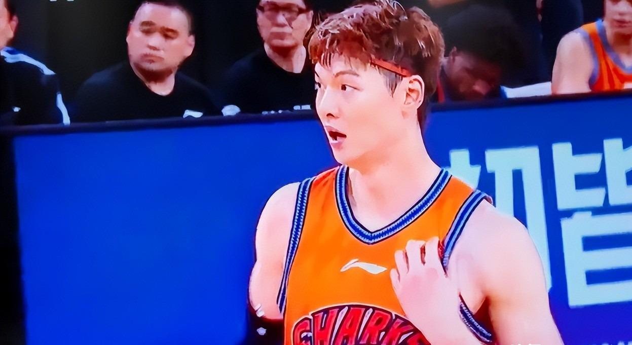 马刺丢冠3将身价暴跌！文班亚马打不了关键球，福克斯打成卧底！