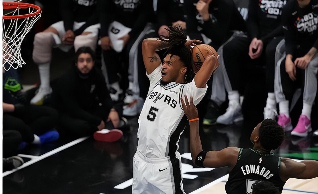 NBA官方晒总冠军定妆照：尼克斯17人出镜 索汉和杰米森没拍上？