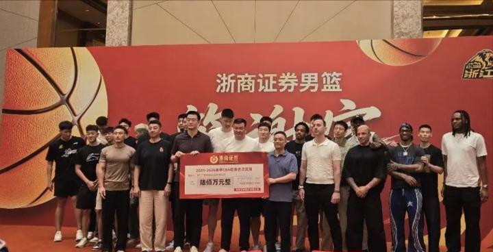 纽约“大鲨鱼”?尼克斯&上海均五场夺冠+杯赛联赛双冠王 纽约“大鲨鱼”?尼克斯&上海均五场夺冠+杯赛联赛双冠王