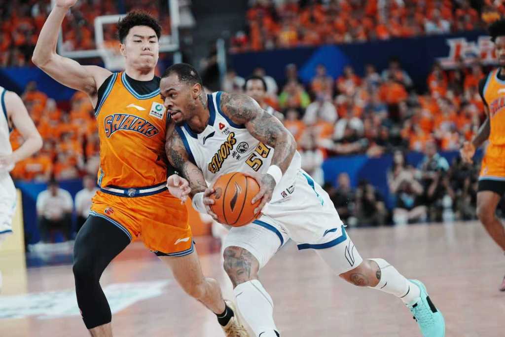 米兰体育3年2.2亿！曝三方交易啊！杰伦布朗或换字母哥