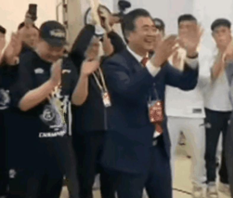 马刺领先16分半场被追到仅领先5分 文班9+9+5帽布伦森16分