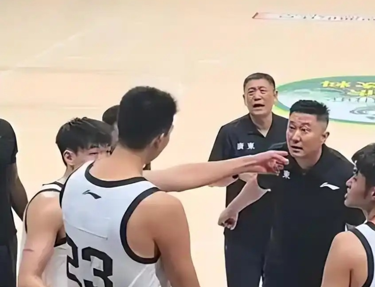 疯狂!4年1.8亿!篮网抢了湖人里夫斯! 疯狂!4年1.8亿!篮网抢了湖人里夫斯!