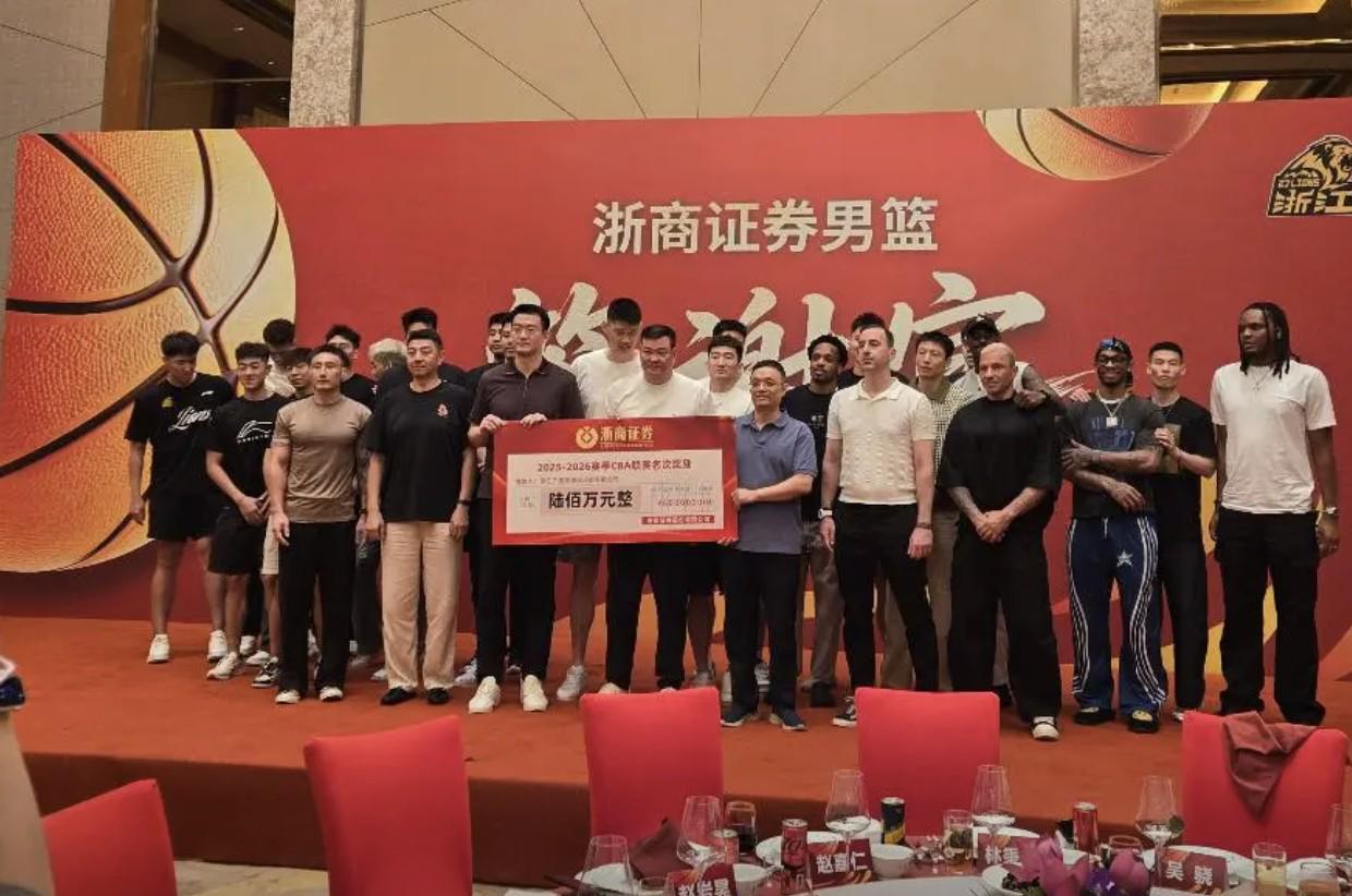 美媒建议老鹰签阿尔瓦拉多 美媒建议老鹰签阿尔瓦拉多