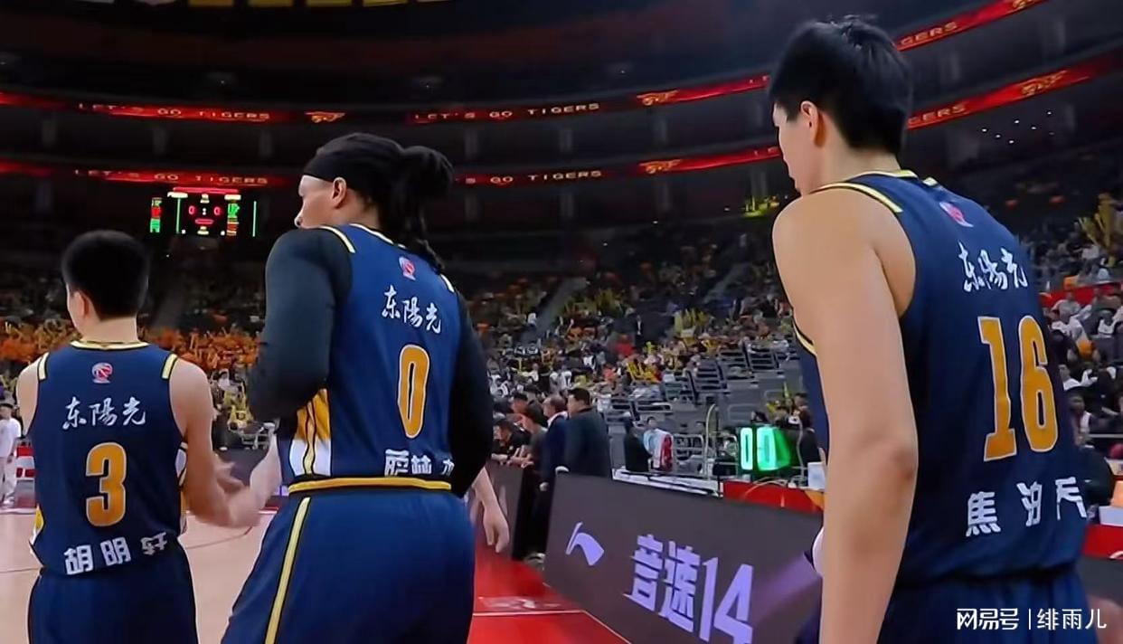 文班亚马被质疑“哨子护体”？库里球迷翻出2016年旧账