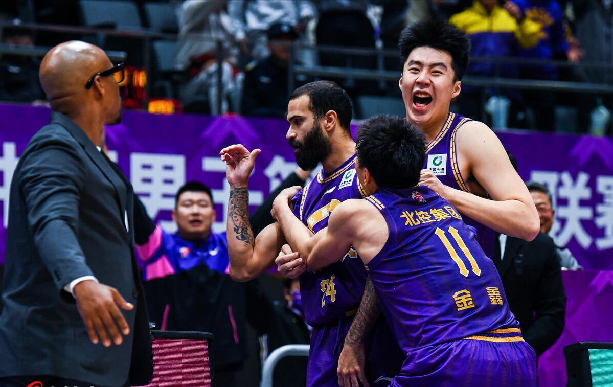 唐斯夸赞文班 尼克斯夺53年首冠 唐斯夸赞文班 尼克斯夺53年首冠