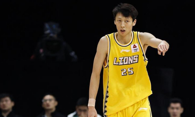 尼克斯队时隔53年NBA再夺冠，中锋罗宾逊晒比赛前酒店抓蛇视频