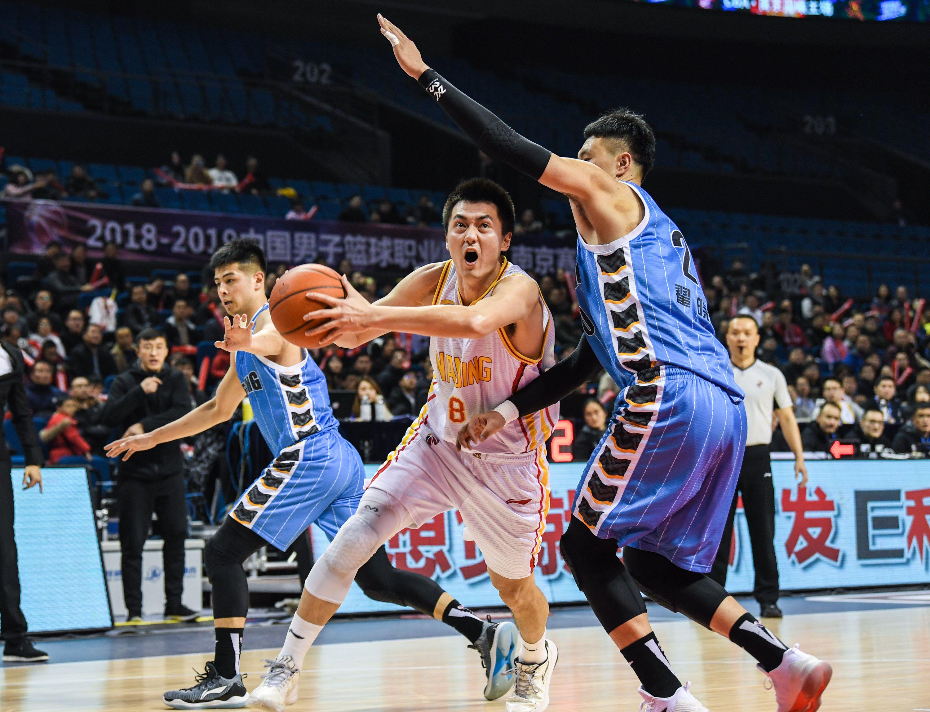 米兰体育牛逼！拿到了！尼克斯总冠军！27投砸出45分！文班亚马垫脚布伦森...