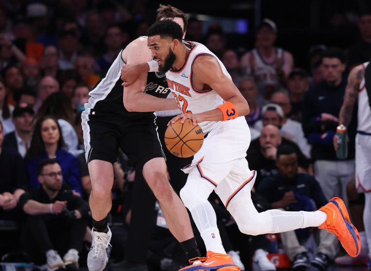 有布伦森就不怕落后!纽约客场再次逆转16分劣势,53年后首夺NBA总冠军! 有布伦森就不怕落后!纽约客场再次逆转16分劣势,53年后首夺NBA总冠军!