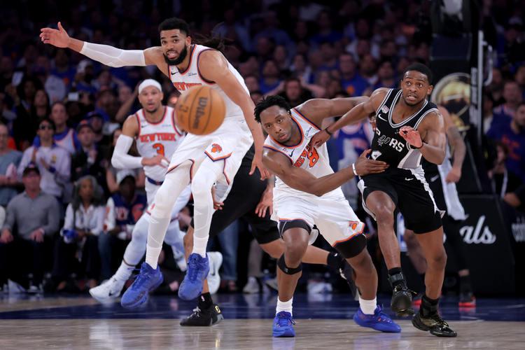 米兰体育NBA球员齐聚青训营：朗多传授球商，欧文膝伤后首秀状态良好