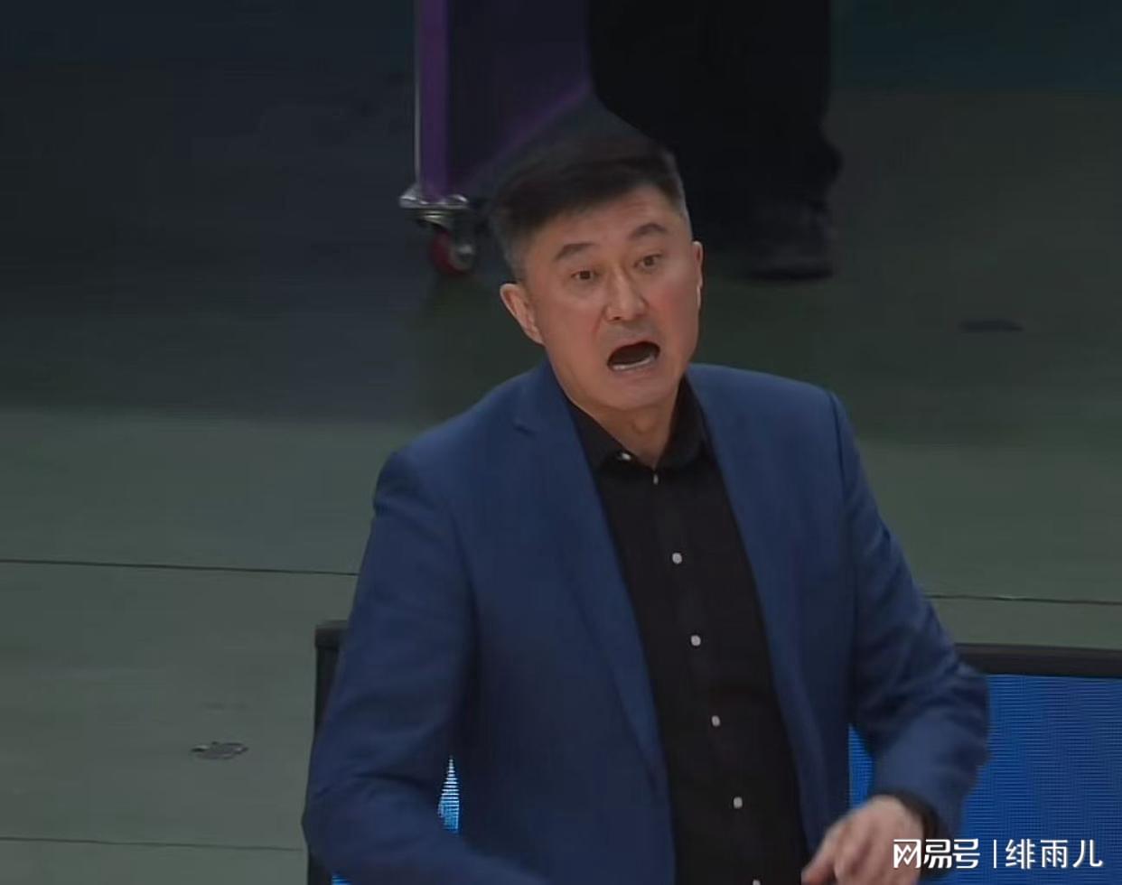 记者:费内巴切仍在和曼城谈阿克转会费,预计700万+150万镑 记者:费内巴切仍在和曼城谈阿克转会费,预计700万+150万镑