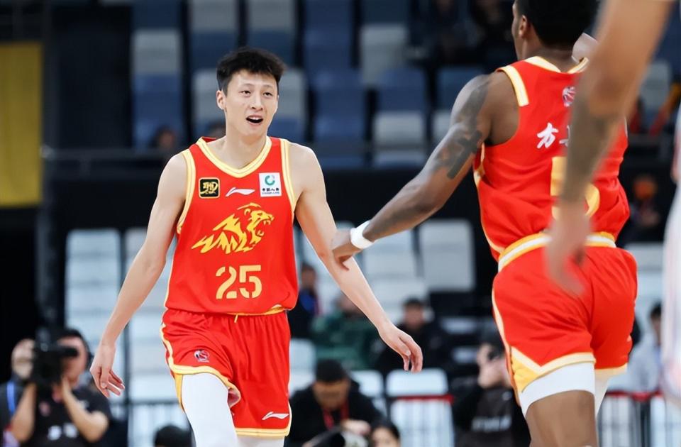 布伦森凭“金色尘埃”特质,让尼克斯距离53年首冠仅差一胜 布伦森凭“金色尘埃”特质,让尼克斯距离53年首冠仅差一胜