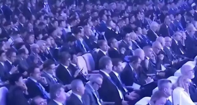 米兰体育哈兰德社媒晒与全场最佳奖杯合照：有些时刻无法用言语形容